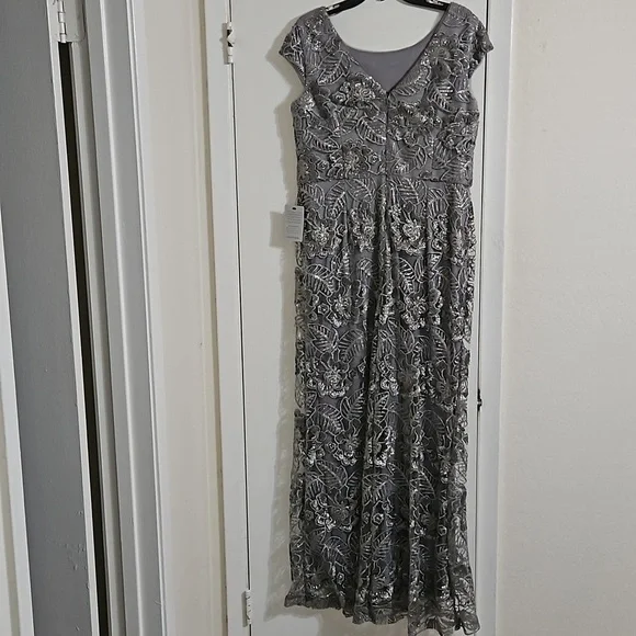 NWT. Alex Evenings Long Embroidered Cap Sleeve Dress. Size 10 Y Pay More