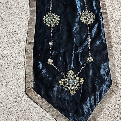 NWT Exquisite Oriental Table Runner Y Pay More