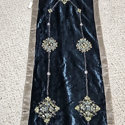 NWT Exquisite Oriental Table Runner Y Pay More