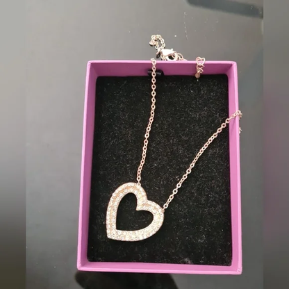 A Lovely heart shape necklace Y Pay More