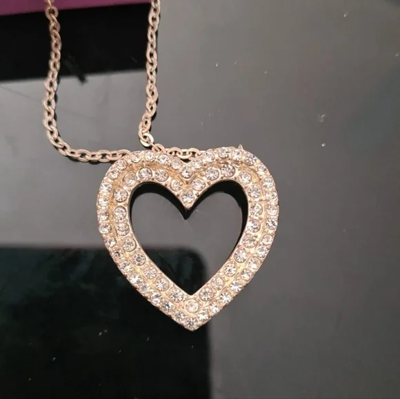 A Lovely heart shape necklace Y Pay More